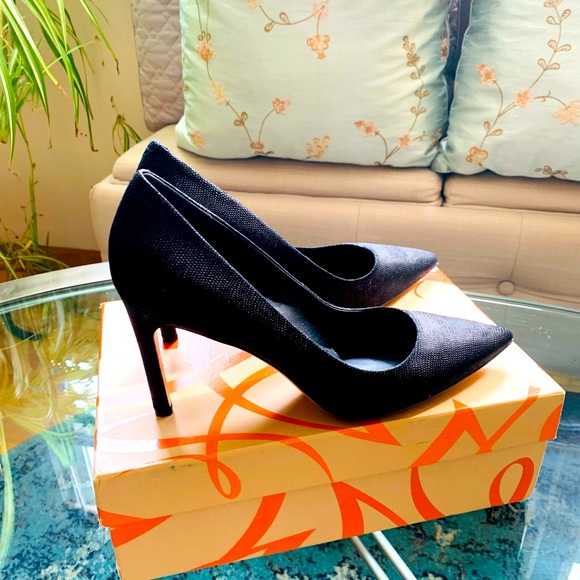 ✨ Via Spiga✨ Black V-Idalis Textured Leather Pumps - Picture 3 of 13